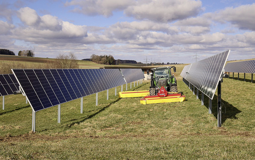 Trecker zwischen Trackern: Das Agri-PV-System von Zimmermann ­ermöglicht die maximale Nutzung der Landwirtschaftsfläche bei ­gleichzeitiger Solarstromproduktion. - © Foto: Zimmermann PV-Steel
