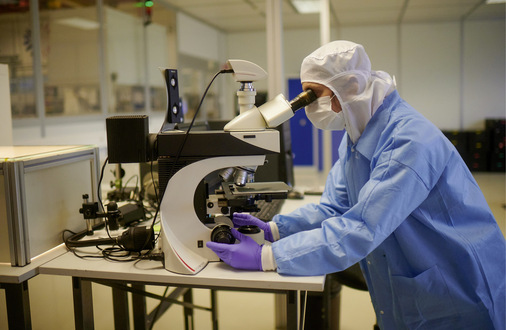 Die Forscher bereiten derzeit neue Zellkonzepte vor. - © Foto: Meyer Burger
