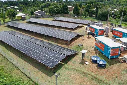 Microgrid im Dschungel Amazoniens, geplant und gebaut von Reenergisa aus Brasilien. - © Foto: Reenergisa
