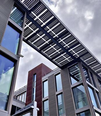 Semitransparente Solarmodule am früheren ­Firmensitz von Solon. - © Foto: Felix Weise
