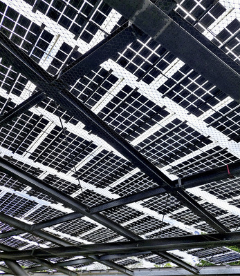 Solare Überdachung der ersten Generation: Damals wurden die Solarmodule mit Fangnetzen gesichert.