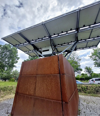 Modultracker mit dem Gehäuse einer der ersten ­Redox-Flow-Batterien, noch aus Zeiten von Solon. - © Foto: Felix Weise
