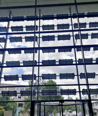 Solarelemente zur Verschattung an der Fassade des Photovoltaikzentrums in Adlershof.