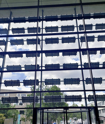 Solarelemente zur Verschattung an der Fassade des Photovoltaikzentrums in Adlershof. - © Foto: Felix Weise

