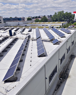 Größerer Dachgenerator auf einem Firmendach.