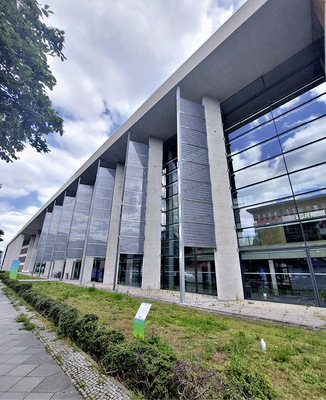 Früher Versuch einer solaren Fassade, damals noch mit kristallinem Polysilizium ausgeführt.