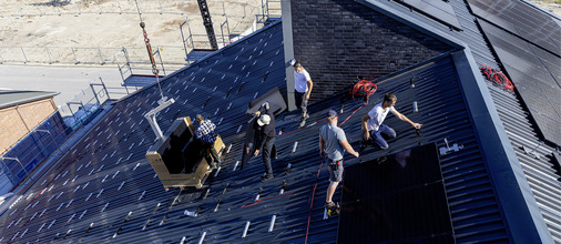 Montage der Solarmodule auf dem Dach der Energiezentrale.