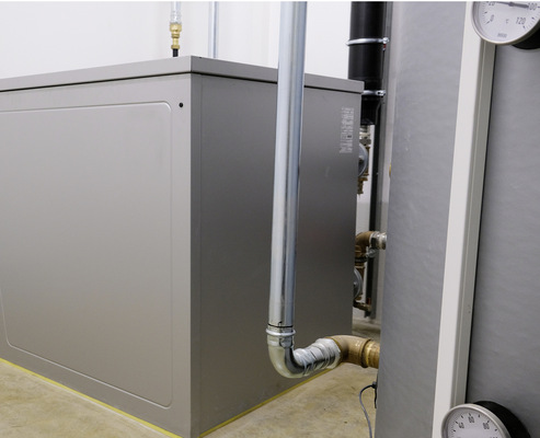 Sole-Wasser-Wärmepumpe in der Energiezentrale.