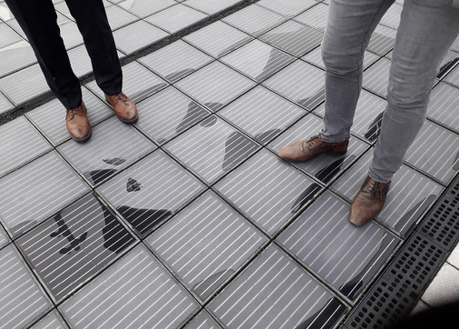 Gehwege aus Solarzellen, unter dickem Glas.