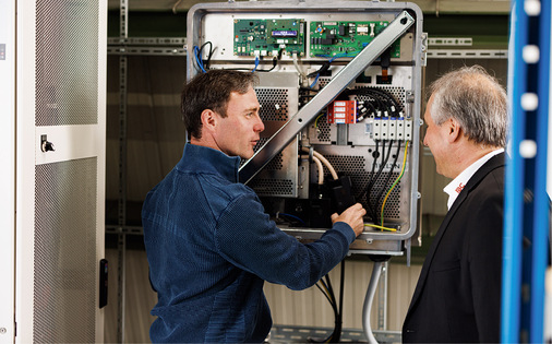 Anschluss des Batteriewechselrichters und des Batterieschranks.