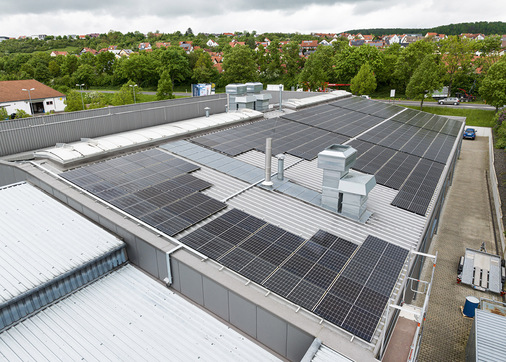 Die Dachanlage der Firma Scholz leistet 122 Kilowatt. - © Foto: IBC Solar

