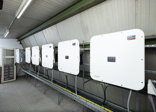 Installation der Stringwechselrichter für die Dachanlage. - © Foto: IBC Solar