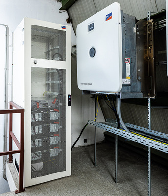 Vier Batteriemodule ergeben 32 Kilowattstunden. Sie werden über den Sunny Tripower Storage X angeschlossen. - © Foto: IBC Solar
