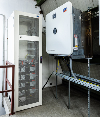 Vier Batteriemodule ergeben 32 Kilowattstunden. Sie werden über den Sunny Tripower Storage X angeschlossen. - © Foto: IBC Solar