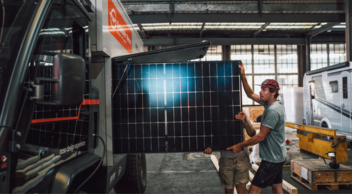 Die Photovoltaikmodule werden sicher im Fahrzeug verstaut.