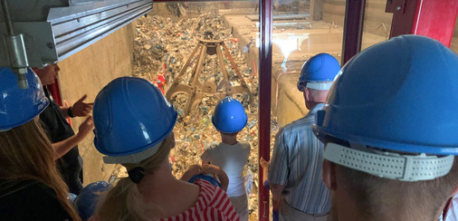 Greifer heben den Abfall aus dem Müllbunker in die thermische Verwertung.