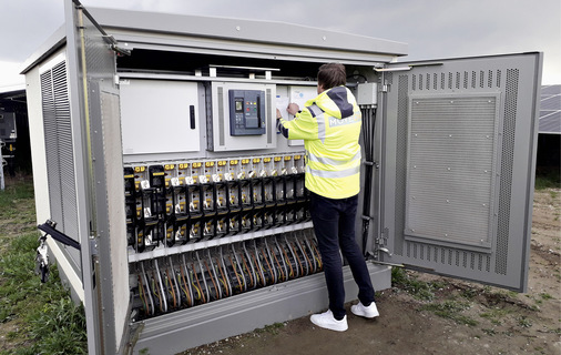 Die Trafostationen im Modulfeld bringen die Systemspannung auf 31,7 Kilovolt.