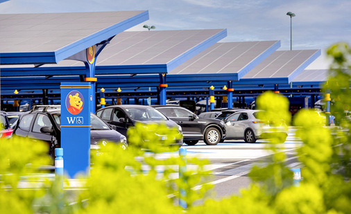 Auch die Besucher sind so gegen Hitze, Regen und Schnee geschützt.