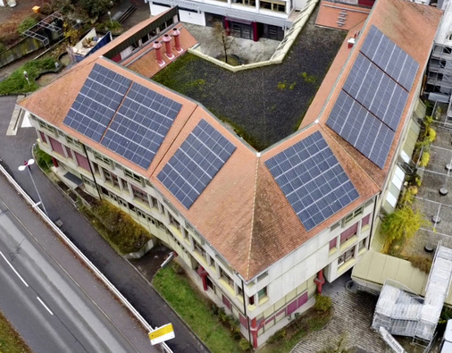 Größere Solaranlage auf dem Dach eines ­Bürokomplexes.