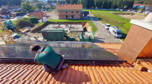 Blick von oben auf die Photovoltaikanlage. Die Solewärmepumpe nutzt die Abwärme.