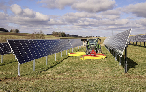 Trecker zwischen Trackern: Das Agri-PV-System von Zimmermann ­ermöglicht die maximale Nutzung der Landwirtschaftsfläche bei ­gleichzeitiger Solarstromproduktion.