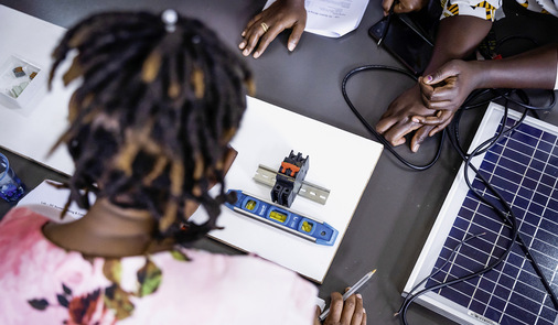 Die Solartechnik kann die Frauen künftig stärken.