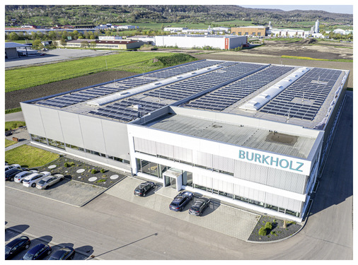 Das Dach des neuen Werksgebäudes wird ­großflächig für solaren Eigenstrom genutzt.