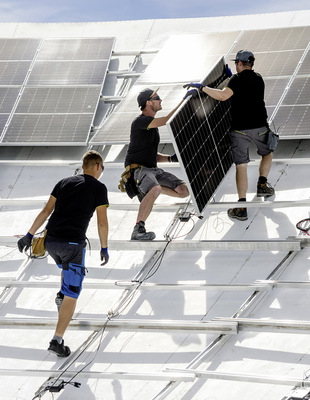 Die Solarpanels sind auf der Innenseite montiert, 
dort wirkt die Strahlung am stärksten.