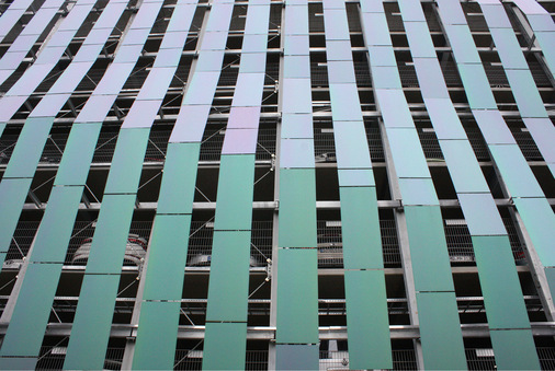 Trotz der Streifen macht die Fassade einen geschlossenen Eindruck.