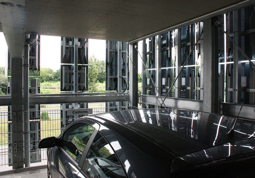 Sehr gut erkennt man die verschiedenen Abstände der Modulreihen an der Fassade und am Giebel.