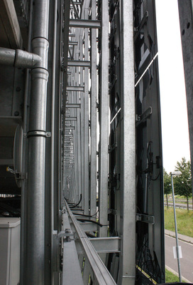 Die Solarmodule wurden dem Stahlskelettbau des Parkhauses vorgehängt.