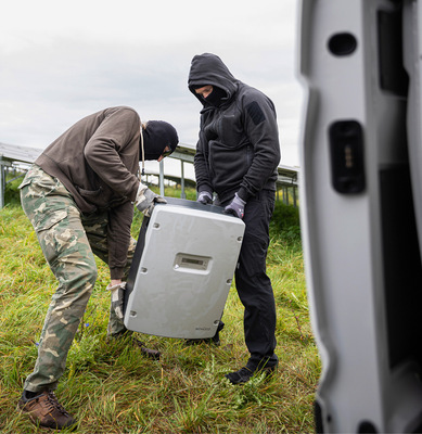 Manchmal holen sich Diebe gezielt bestimmte Wechselrichter aus den Solarparks – im Auftrag der Hehler. - © Foto: Tobias Langner Branding & Design