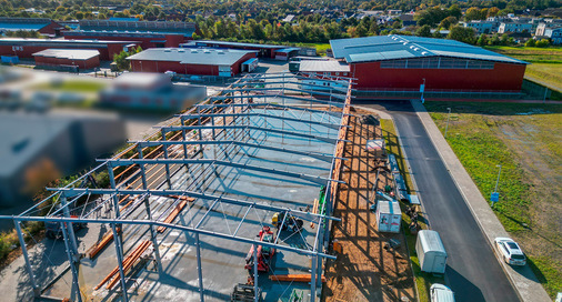 Siebente Halle im Neubau: EWS ﻿erweitert seine Lagerfläche in Handewitt.