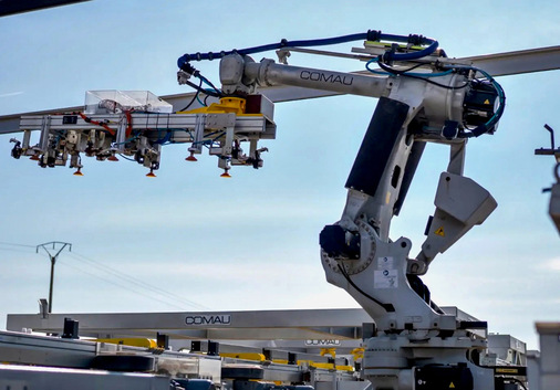 Die besonders schweren Arbeiten erledigt der Roboter spielend.