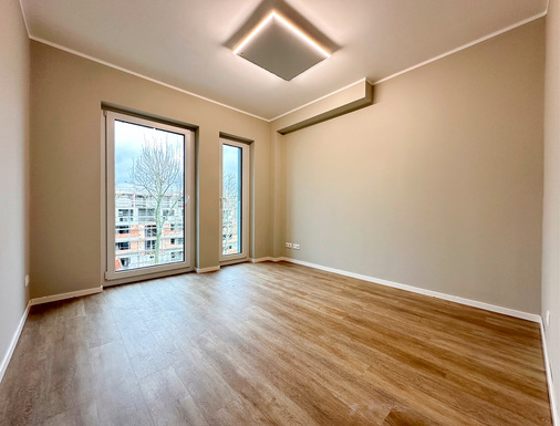 Im sanierten Plattenbau wurden die IR-Heizungen an den Decken der Räume platziert.