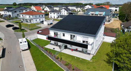 Beim Mehrfamilienhaus von Rössler Wohnbau in Ehingen wurden 49,15 Kilowatt auf dem Dach und an den Balkonen installiert.