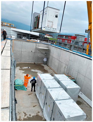 Der Kran liefert die Speicherblöcke an.