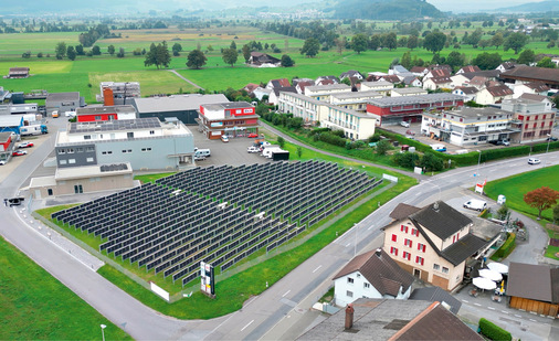 Blick von oben: Das Solarfeld passt gut ins Industriegebiet in Kaltbrunn.