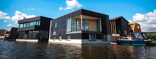 Photovoltaik auch an der Fassade – das Wasser verstärkt die Sonnenstrahlung.