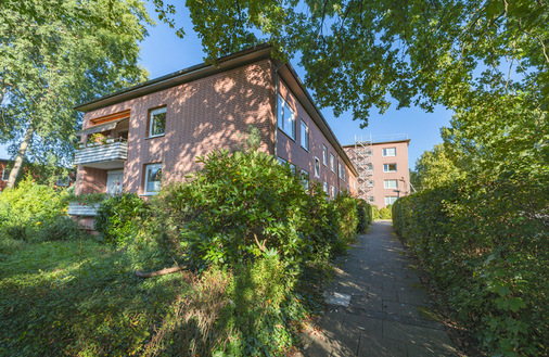 Die Fassade des Wohnhauses ist weitgehend verschattet. Balkonmodule wären also kaum sinnvoll.