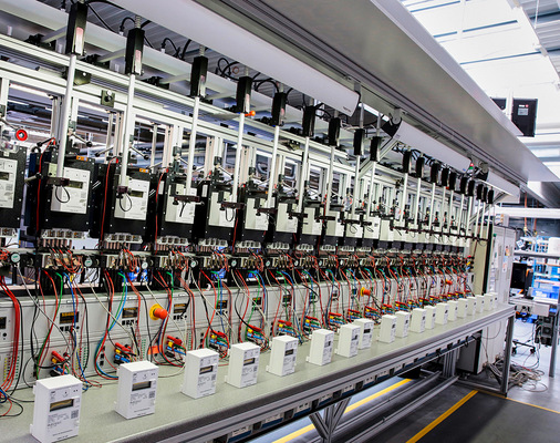 Bei den Geräten gibt es keine Lieferschwierigkeiten, sie sind verfügbar.