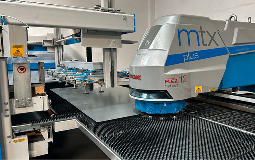 Der Zuschnitt der Bleche für die Heizsysteme erfolgt weitgehend automatisch.