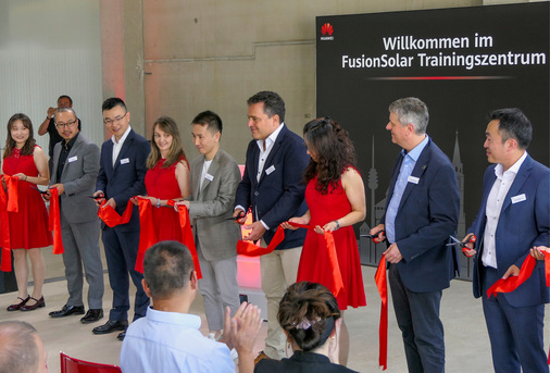 Tommy Zhou, CEO Huawei Deutschland (in der Mitte mit grauem Jackett), bei der Eröffnung des ­Trainingszentrums.