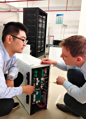 Franz-Josef Feilmeier von Fenecon (rechts) bei der ­Begutachtung der ersten Battery Box vor zehn Jahren.