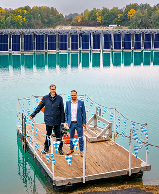 Sinn-Power-Chef Philipp Sinn mit Ministerpräsident Söder auf einem Floß.