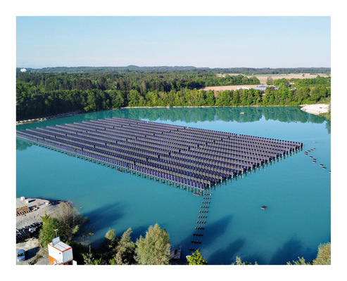 Das Solarkraftwerk ist mit einem Einspeisepunkt am Ufer verbunden.