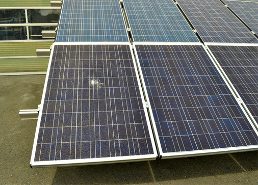 Der Glasbruch aufgrund von Hagelschlag ist unübersehbar. Dieses Modul sollte getauscht  werden.