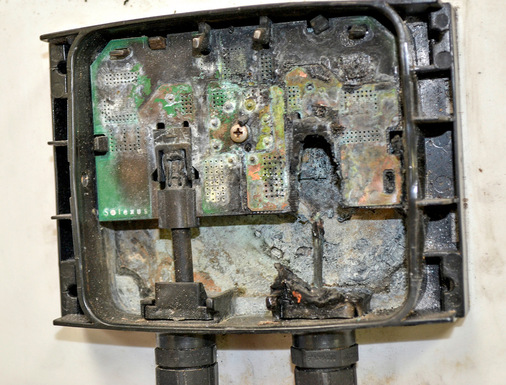 Verschmorte Anschlussdosen weisen oft auf Fehler der Hersteller hin. Nicht selten ist mangelhafte Verdrahtung die Ursache.