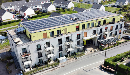 In diesem Mehr­familienhaus in Wuppertal ­liefern 208 Infra­rotheizungen behagliche ­Wärme für 56 Wohnungen.