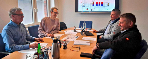 Jörg Bandow und Lars Dobrot (PVT-Vertrieb bei TWL), Lasse Niemann (Projektleiter bei der Sanitärfirma Wärme aus der Natur) sowie Jörg Niemann selbst von links nach rechts.